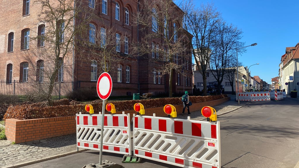 Die Brüderstraße ist aufgrund einer Baustelle vor dem Burger-Roland Gymnasium gesperrt.