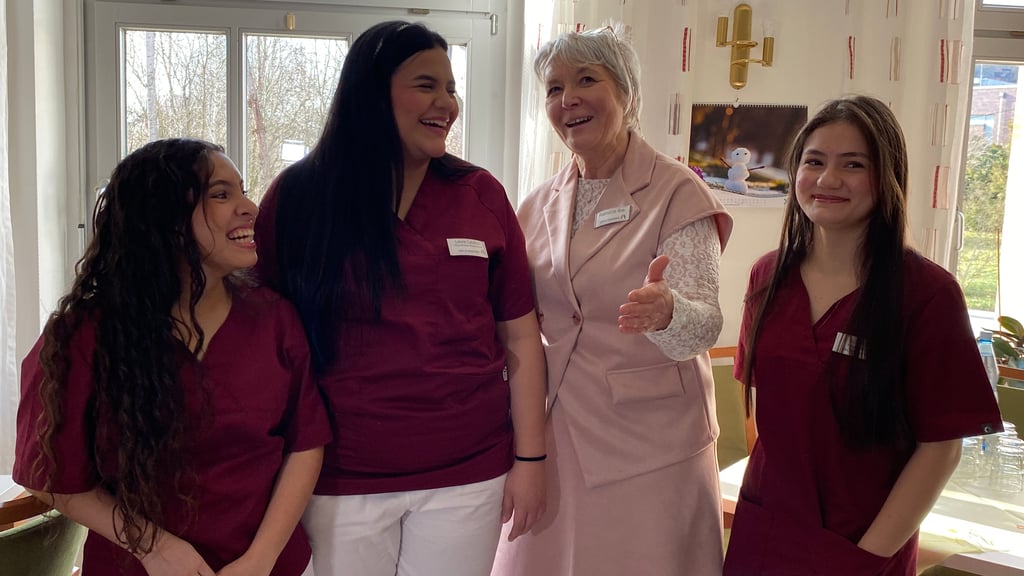 Alexa Ramos, Catalina Acosta Castro, Bereichsleiterin Ramona Ibe und Juanita Peléaz (von links)  im Gespräch.