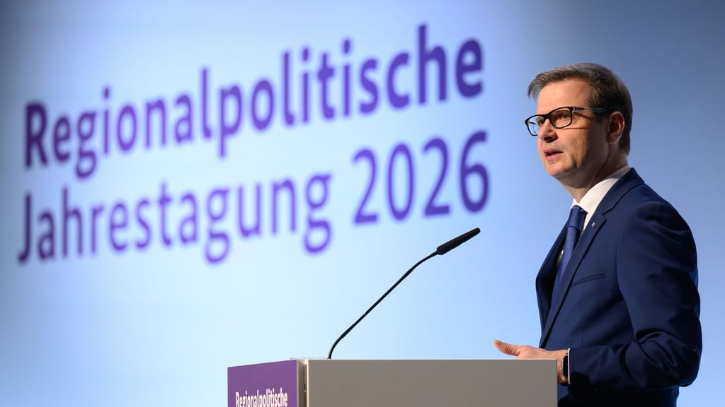 IHK-Präsident Sascha Gläßer fordert auf der regionalpolitischen Jahrestagung in Halle mehr energiepolitische Souveränität