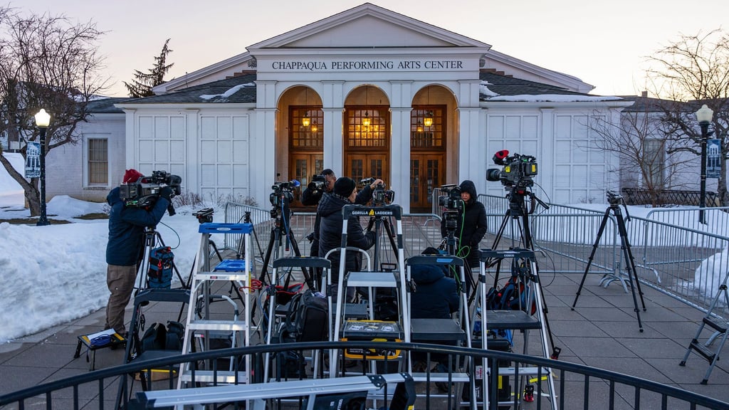 Die Clintons sagten hinter verschlossenen Türen im Chappaqua Performing Arts Center zum Skandal um Sexualstraftäter Epstein aus.