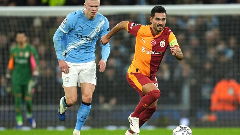 Ilkay Gündogan (r) - früher Teamkollege von Erling Haaland (l) - sieht Lionel Messi als besten Gegenspieler an. (Archivbild)