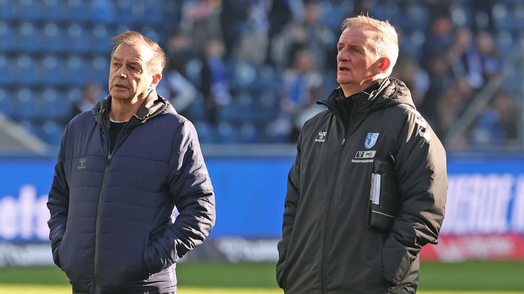 FCM-Sportchef Otmar Schork (li.) und Magdeburgs Cheftrainer Petrik Sander nach dem verlorenen Spiel gegen den Karlsruher SC: Ruhe vor dem Sturm?