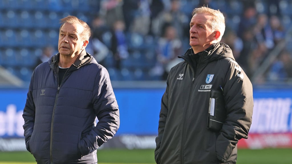 FCM-Sportchef Otmar Schork (li.) und Magdeburgs Cheftrainer Petrik Sander nach dem verlorenen Spiel gegen den Karlsruher SC: Ruhe vor dem Sturm?