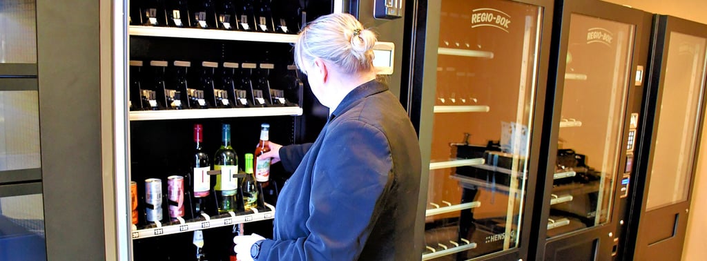 Claudia  Schulz probierte das Bestücken der Automaten schon mal aus. Die Geräte stehen im alten Konsum. Der Raum wird zudem noch weiter  technisch aufgerüstet. Es soll eine Videoüberwachung geben.