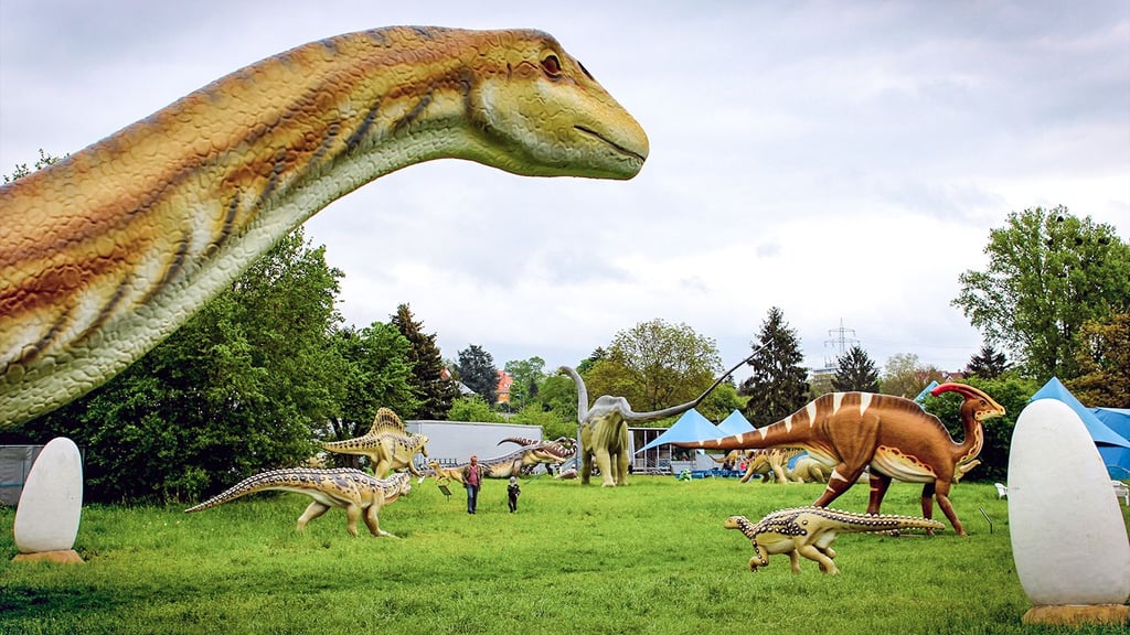 Die Sauriermodelle, die vom 13. bis 15. März 2026 auch in Aschersleben zu sehen sein werden, sind bis zu acht Meter hoch und 28 Meter lang.