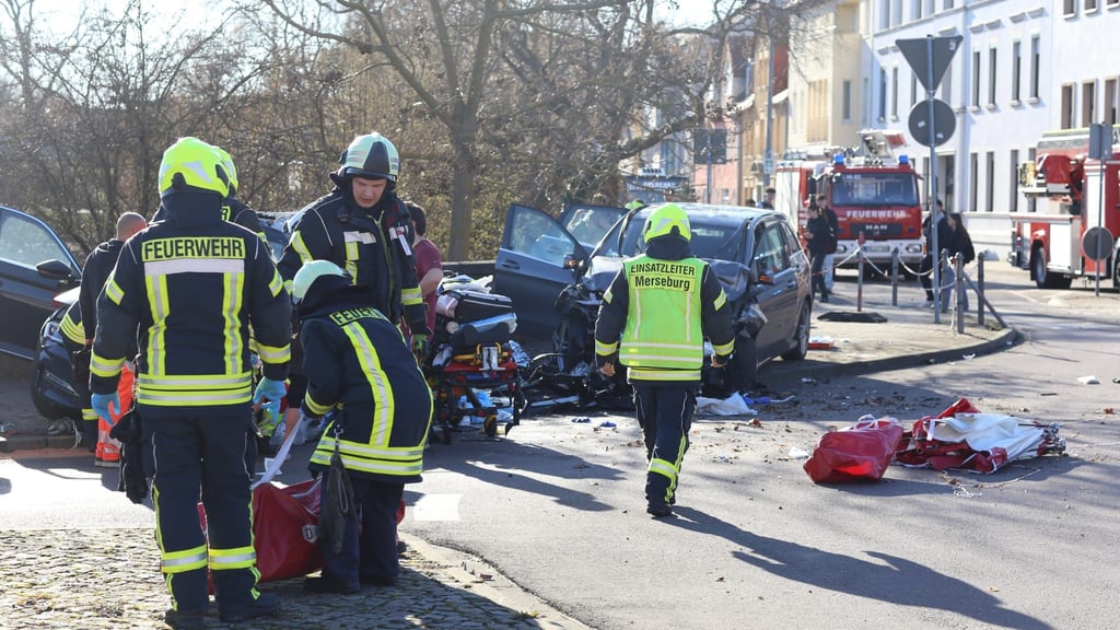 Am Montag, 2. März 2026, kam es zu einem schweren Verkehrsunfall am Kreisverkehr König-Heinrich-Straße (Rudolf-Breitscheid-Platz) in Merseburg.