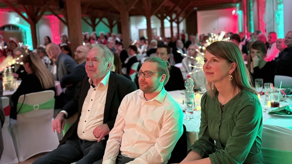 Andreas Domaske (Vereinsvorsitzende des Vereins zur Förderung krebskranker Kinder e.V.), Dominic Reichert (Vorstandsmitglied Kinderplanet) und die Geschäftsführerin des Kinderplanet Halle, Sylvia Schmieder (v.l.n.r.) durften sich über einen Scheck in Höhe von 55.500 Euro freuen. 
