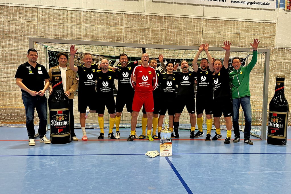Das Team vom SV Braunsbedra mit ihrem Mannschaftsleiter Thomas Feist (r.) freute sich über den Turniersieg.  Links: Friesen-Chef Thomas Wasner und daneben Sportförderer Maik Patzner vom gleichnamigen Getränkehof aus Langeneichstädt.