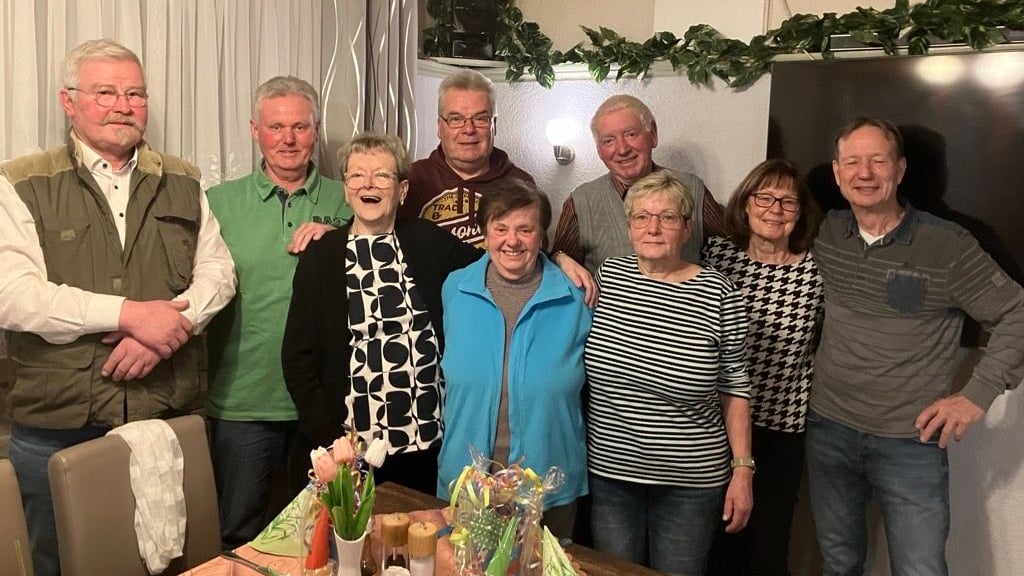 Klassentreffen der Bennunger Schulabgänger von 1974 in Breitungen: Hartmut Reinicke, Gerd George, Ingrid Rohde, Dieter Wisotzky, Petra Jödecke, Manfred Schneider, Ingrid Aull, Gisela Patzelt und Jürgen Todte (v. l. n. r.)