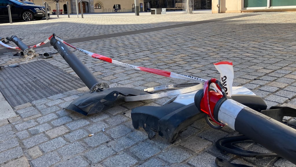 Unübersehbar sind die Spuren, die der Unfall vom vergangenen Wochenende am Weißenfelser Markt hinterlassen hat.
