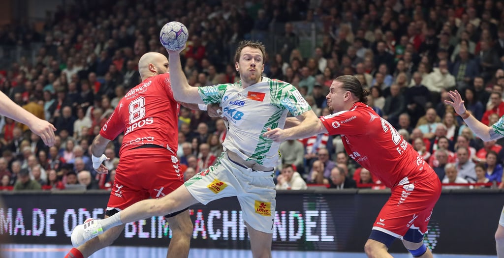 Felix Claar setzt sich hier im Spiel des SCM bei MT Melsungen gegen Adrian Sipos und Olle Forsell Schefvert (r.) durch. Mit zwölf Toren war der Schwede einer der Matchwinner für den SC Magdeburg. 