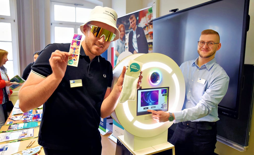 Jonas Meyer (li.) und Saidi Schmidt haben nicht nur das nächste Strandoutfit dabei, sondern machen auch Fotos von den Besuchern der Messe. 