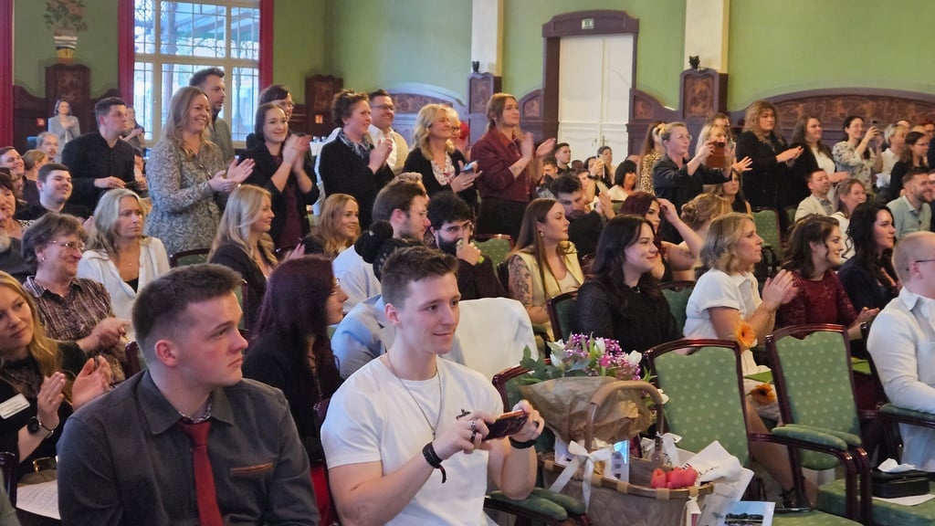 Blick in den Gartensaal des Dorint-Herrenkrug-Parkhotels Magdeburg, wo der Berufsnachwuchs im Pflegebereich gefeiert wurde.