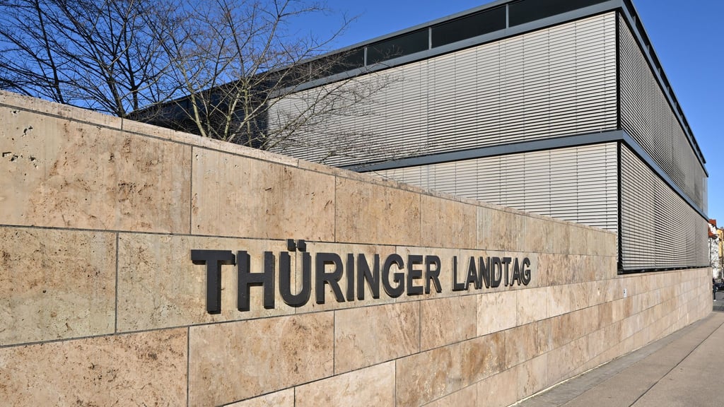 Im Thüringer Landtag haben Abgeordnete über Lehren aus der geplanten Schließung des Zalando-Standorts in Erfurt diskutiert.