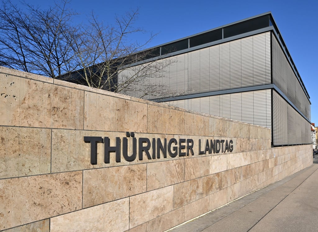 Im Thüringer Landtag haben Abgeordnete über Lehren aus der geplanten Schließung des Zalando-Standorts in Erfurt diskutiert.