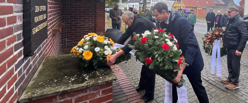 Archivfoto einer Kranzniederlegung in Tangerhütte: Ortsbürgermeister Gerhard Borstell und Einheitsgemeinde-Oberhaupt Andreas Brohm legen Blumengebinde nieder. Doch wie viel Geld haben die Orte für Blumen überhaupt noch?