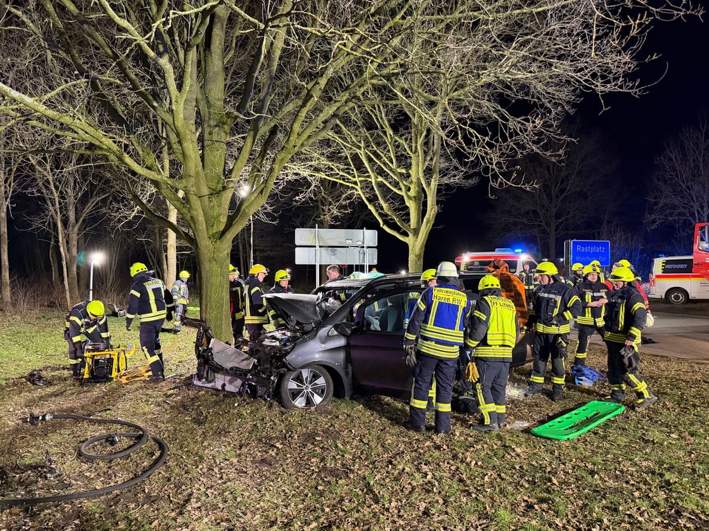 Das Auto war auf dem Rastplatz Walchum in einen Baum gerast.