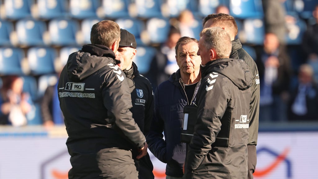 Die Abstiegsangst geht um beim 1. FC Magdeburg: Sportchef Otmar Schork (Mitte) hat sein Trainerteam genau im Blick.