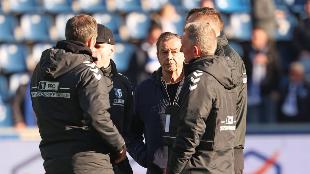 Die Abstiegsangst geht um beim 1. FC Magdeburg: Sportchef Otmar Schork (Mitte) hat sein Trainerteam genau im Blick.