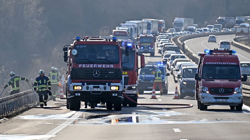 Die Autobahn 36 war am Montagnachmittag bei Aschersleben in Richtung Bernburg wegen Löscharbeiten gesperrt.