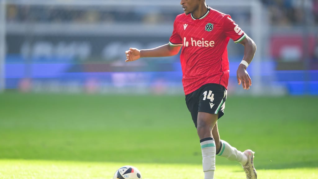 Melkamu Frauendorf (hier im Trikot von Hannover 96 II) wurde nach Angaben der Kickers Offenbach und der Stuttgarter Kickers rassistisch beleidigt. (Archivbild)