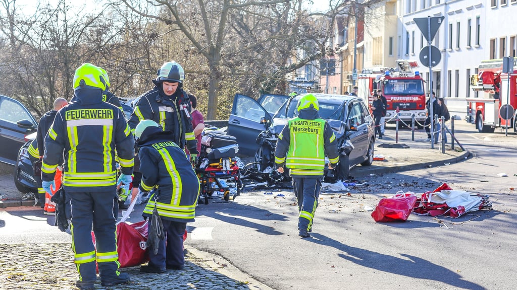 Am Montag, 2. März 2026, kam es zu einem schweren Verkehrsunfall am Kreisverkehr König-Heinrich-Straße (Rudolf-Breitscheid-Platz) in Merseburg.