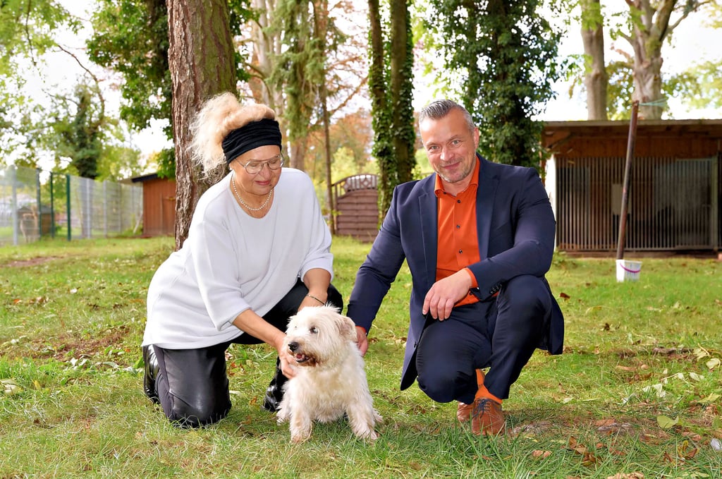 Landrat Andy Grabner hatte im Oktober 2025 die Arbeit des Teams um Regina Minasch-Elze mit einem Scheck über 9.000 Euro honoriert.