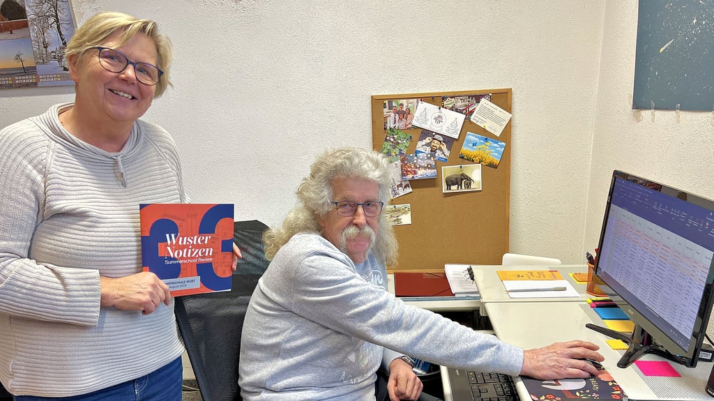 Vereinsvorsitzende Ina Leutloff mit den druckfrischen „Wuster Notizen“ und Faktotum Hartwin Ebel im Büro der Sommerschule im alten Wuster Speicher. Die ersten 70 Anmeldungen sind bereits eingegangen. Eine Anmeldung ist nur übers Internet möglich. 