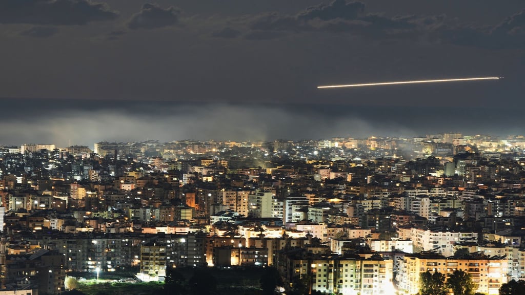 Nach einem Raketenangriff der Hisbollah-Miliz bombardiert Israel Ziele im Libanon.