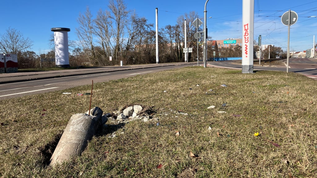 Ein Unfall im Januar hat seine Spuren an der Kreuzung Freyburger Straße/ Karlsruher Allee hinterlassen. Der Mast-Rest und kleine Plastikteile vom  Auto zeugen noch immer davon.