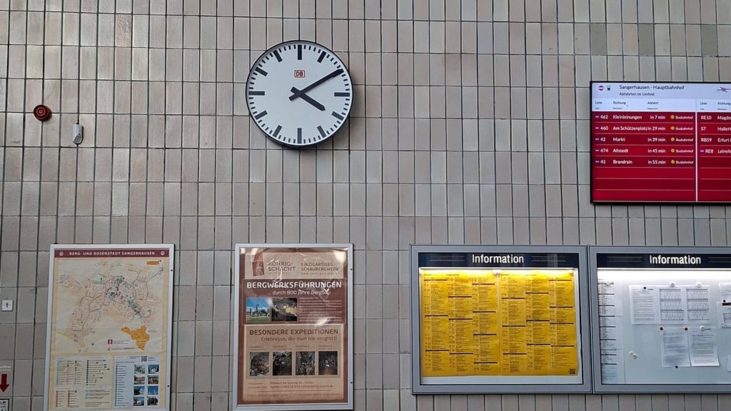 Blick auf die reparierte Uhr in der Bahnhofshalle in Sangerhausen. Sie hängt jetzt einige Meter niedriger als früher. 