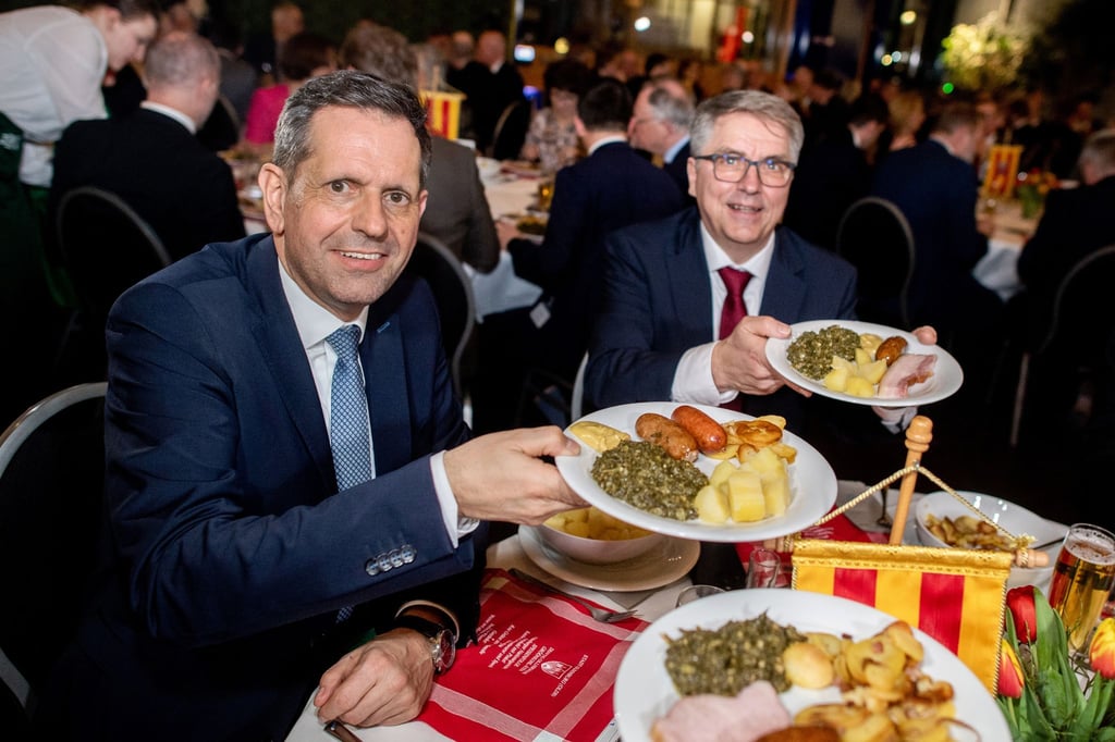 Lässt sich den Grünkohl schmecken: Niedersachsens Ministerpräsident Olaf Lies (SPD)