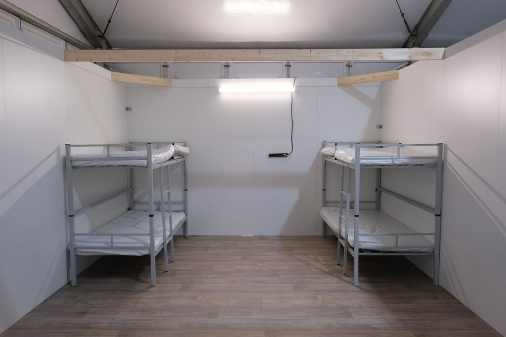 Die AfD spricht sich für eine massive Reduzierung nicht benötigter Plätze in Asylunterkünften aus. (Symbolbild)