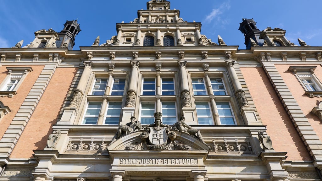 Im selben Saal wie der Block-Prozess wird die Verhandlung gegen die mutmaßlichen Mitglieder „Letzten Verteidigungswelle“ geführt.