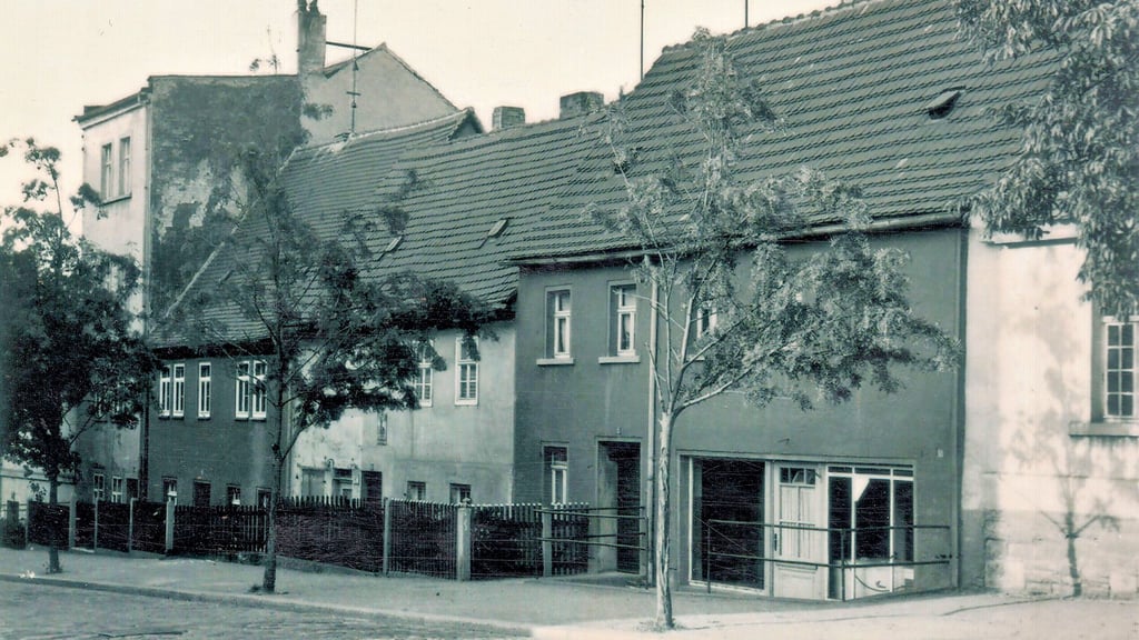  Hinter dem Geländer ist das Haus Geraer Straße 35 zu sehen. Hier gab es eine Milchhandlung, an die sich noch Zeitzer erinnern. 2006 wurde das zur Ruine gesunkene und teileingestürzte Gebäude abgerissen.  