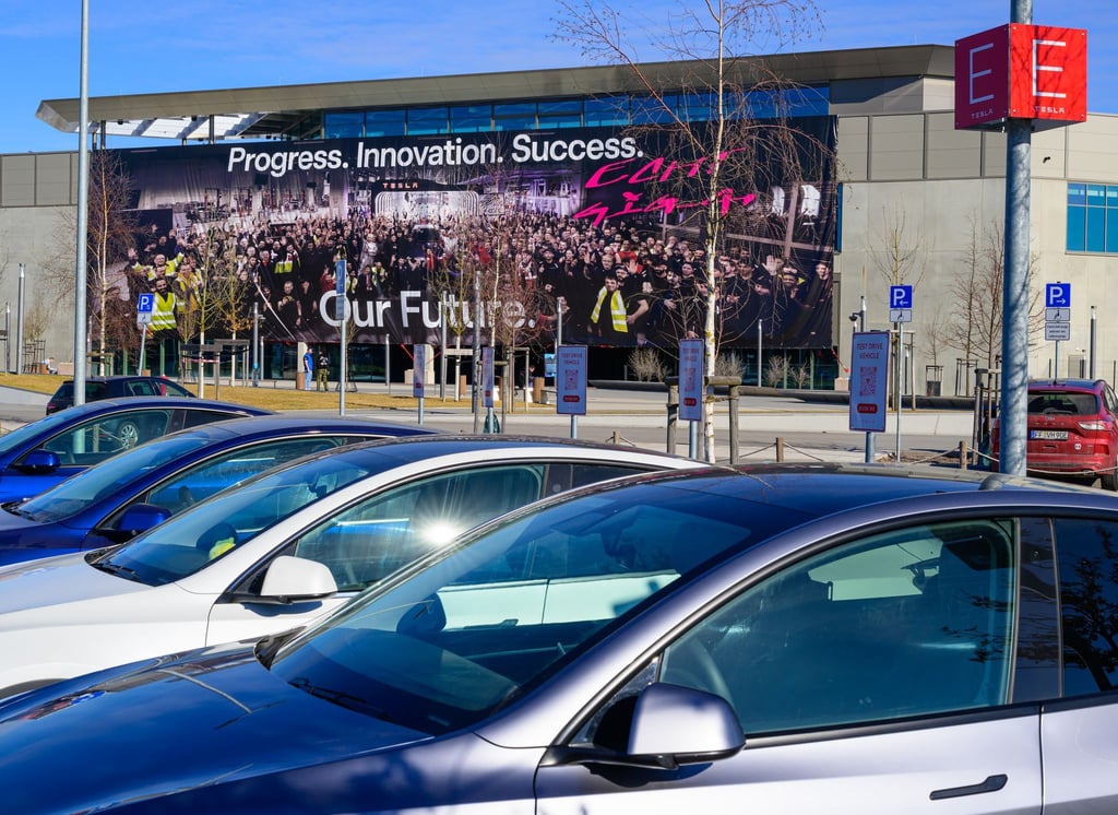 Richtungsentscheidung bei Betriebsratswahl in Grünheide? Die Tesla-Spitze verknüpft den Ausgang mit der Zukunftsentwicklung des E-Autowerks.