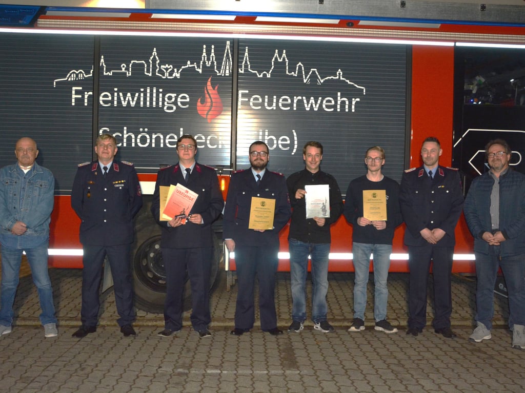 Bei der Jahreshauptversammlung der Feuerwehr Felgeleben wurden auch Kameraden befördert und ausgezeichnet.