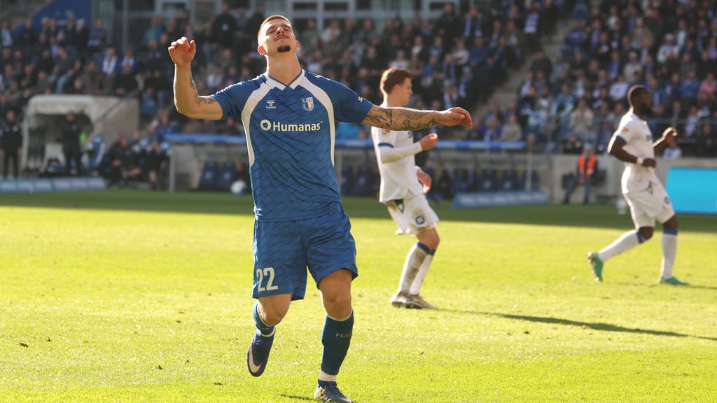 Mateusz Zukowski vergibt vor dem Tor. Der Stürmer vom 1. FC Magdeburg blieb beim Spiel gegen den Karlsruher SC torlos.