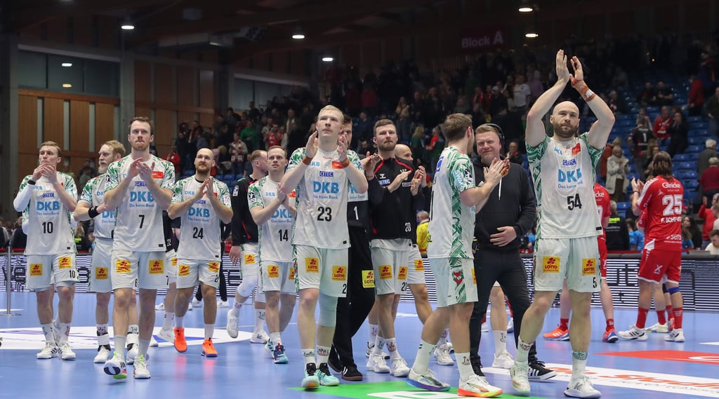 Die SCM-Handballer konnten mit ihren Fans endlich wieder einen Sieg bei der MT Melsungen bejubeln.