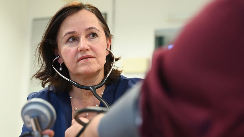Routiniert misst Hausärztin Gabriele Rasch den Blutdruck ihres Patienten.