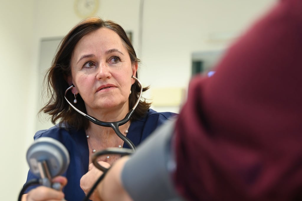 Routiniert misst Hausärztin Gabriele Rasch den Blutdruck ihres Patienten.