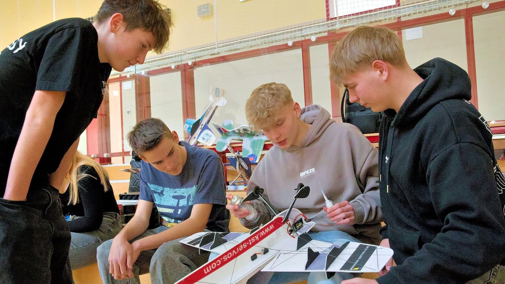 Kleinere Reperaturen werden unkompliziert und sofort vor Ort erledigt. Damit der Flieger wieder startbereit ist.