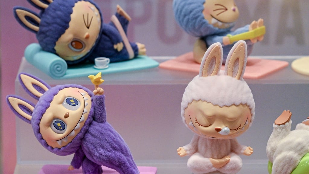 Chinesische Plüschfiguren mit breitem Grinsen wurden zu begehrten Sammlerstücken bei Kindern.