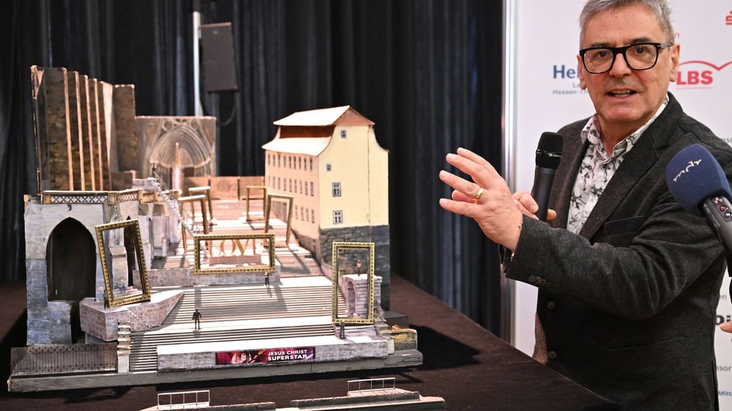 Mehrere überdimensionierte Bilderrahmen machen das Grundbühnenbild in diesem Jahr aus, wie Bühnenbildner Hank Irwin Kittel erklärt.