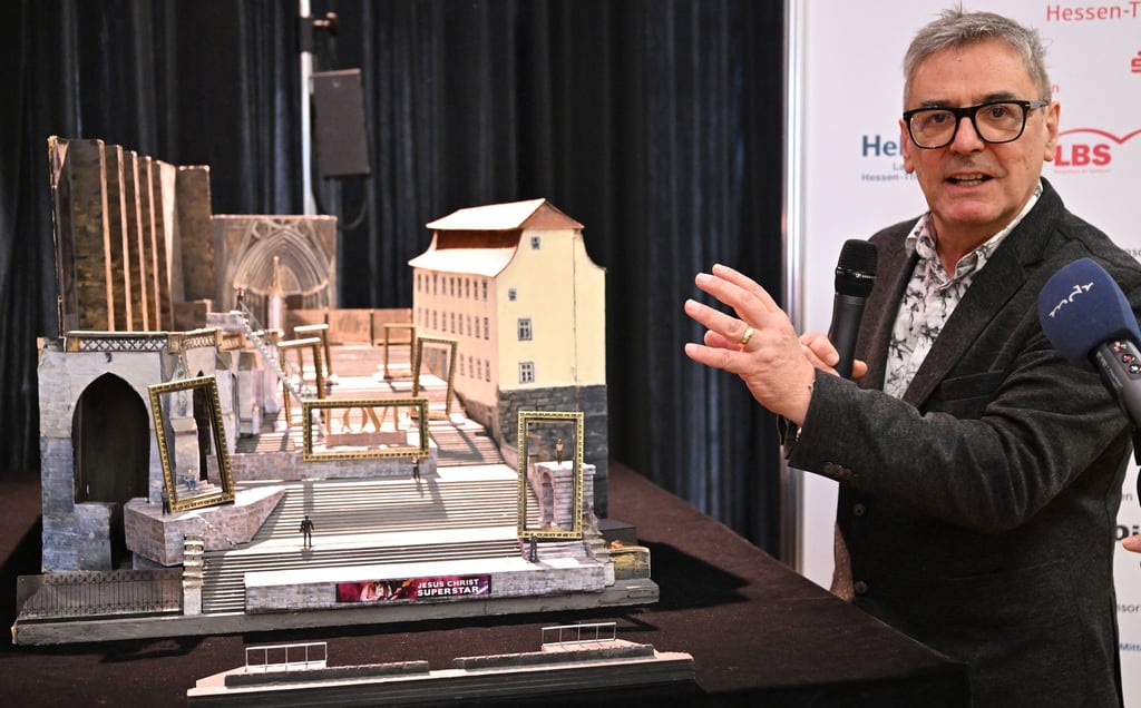 Mehrere überdimensionierte Bilderrahmen machen das Grundbühnenbild in diesem Jahr aus, wie Bühnenbildner Hank Irwin Kittel erklärt.