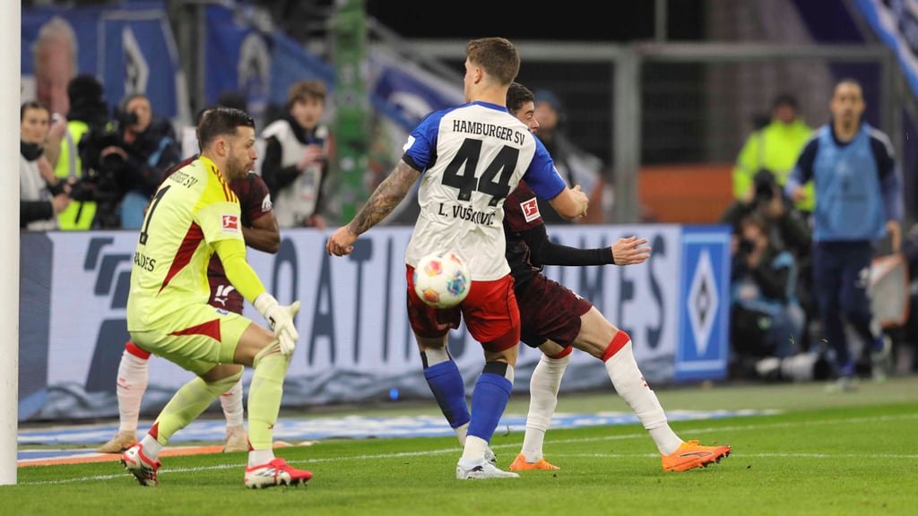 Hackenaufsetzer: Romulo gegen Gegenspieler Vuskovic und HSV-Keeper Heuer Fernandes.