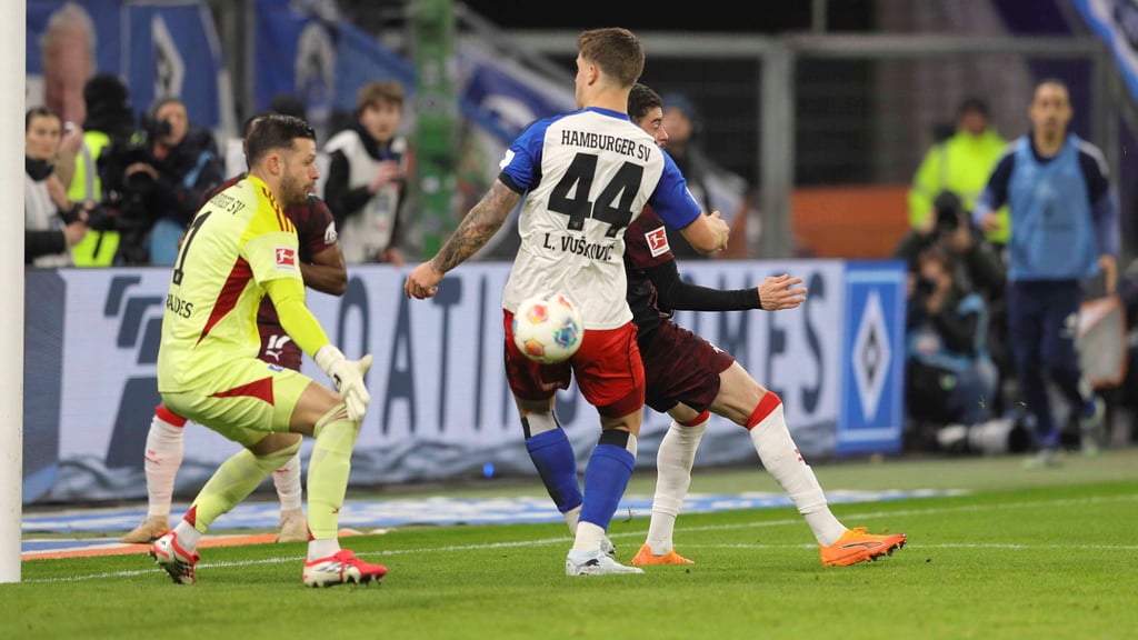 Hackenaufsetzer: Romulo gegen Gegenspieler Vuskovic und HSV-Keeper Heuer Fernandes.