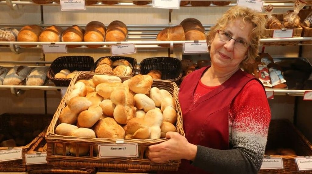 Kennt die Wünsche ihrer Stammkunden: Karola Neubauer steht in der Bäckerei hinter dem Ladentisch.