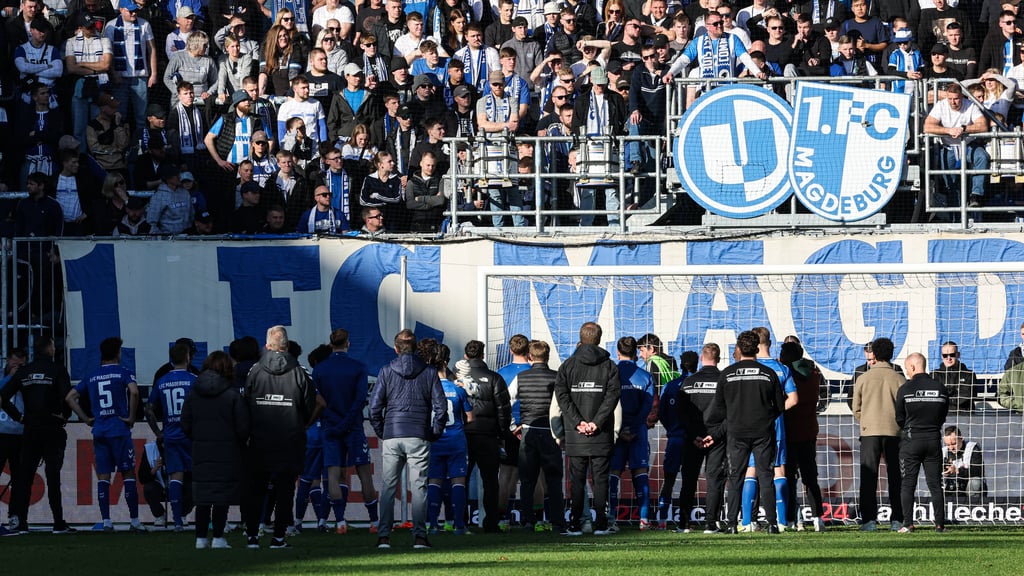 Die Mannschaft des 1. FC Magdeburg im Austausch mit den Fans nach der 1:3-Heimniederlage gegen den Karlsruher SC am Sonntag in der Avnet Arena.