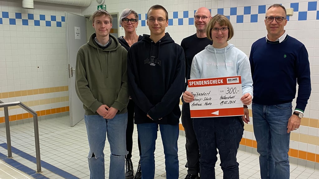 Andreas Henke (rechts) überbringt die Spende der Landtagsfraktion der Linken für die SOD-Athleten der Reinhard-Lakomy-Schule Halberstadt.